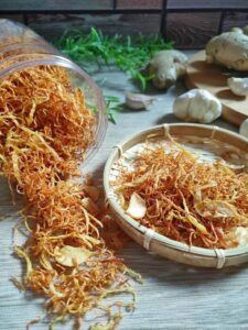 service a bottle of kudapan onto a plate